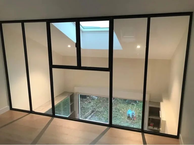 Cloison vitrée avec vitrages feuilletés de sécurité pour prévenir le risque de chute.