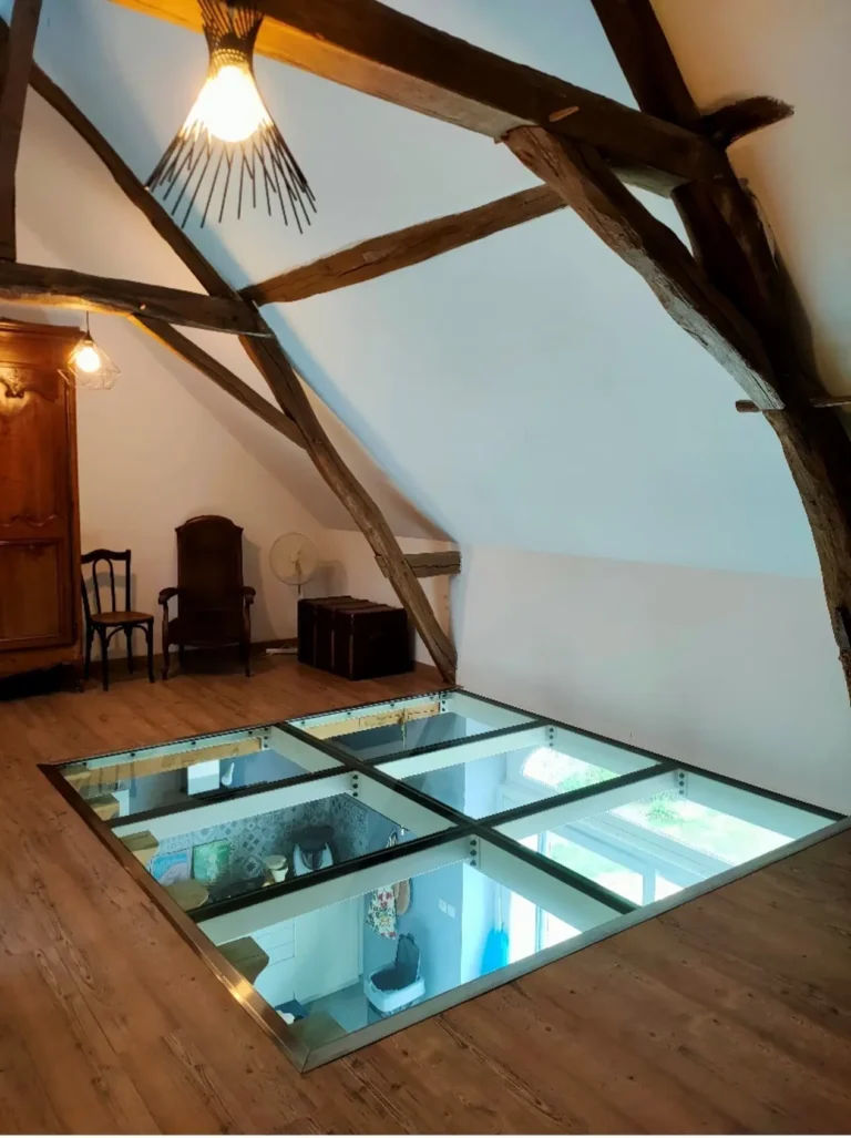 Dalles de plancher en verres feuilletés trempés posées sur châssis aciers.