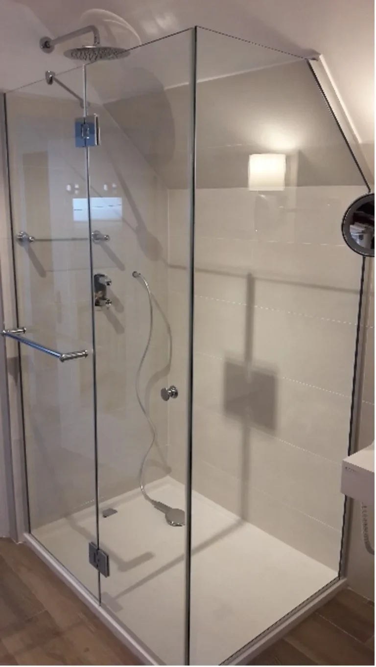 Ensemble de douche avec porte serviette. Système de fixation chromé brillant.