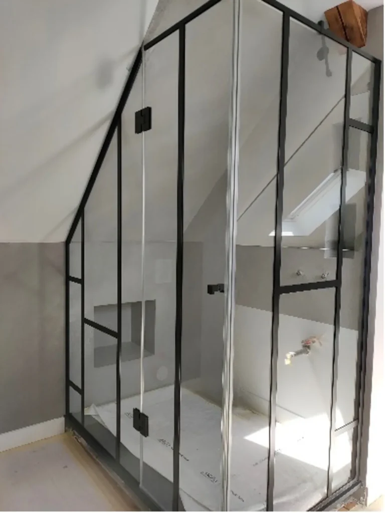 Ensemble de douche sur-mesure avec profils laqués noir aspect verrière d’atelier