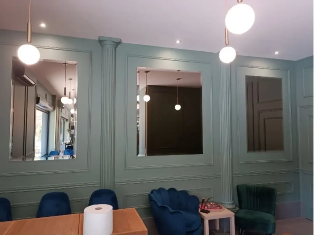 Miroirs teintés avec biseau périphérique. Disponible en plusieurs coloris.
