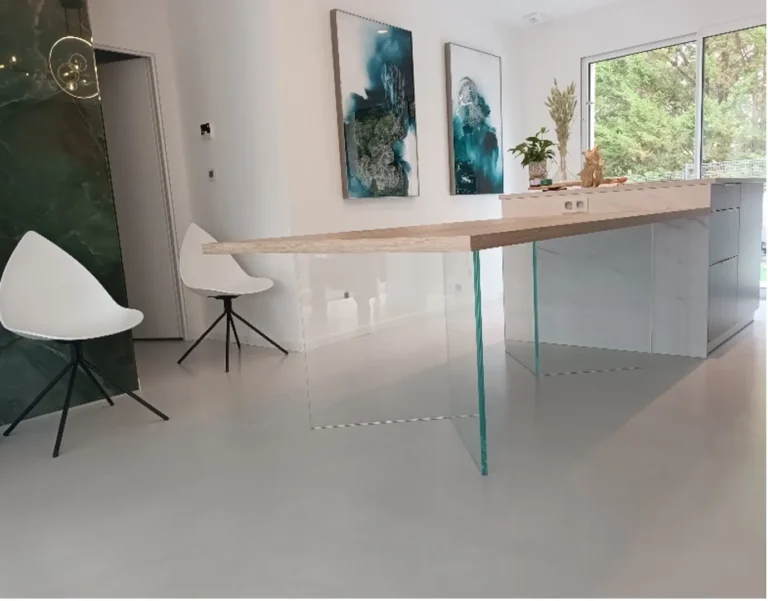 Piètements en verres de forte épaisseur.