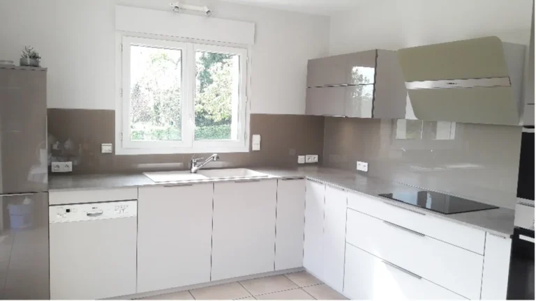 Vitrages laqués sur mesure avec un RAL spécifique pour retrouver la teinte des meubles hauts.